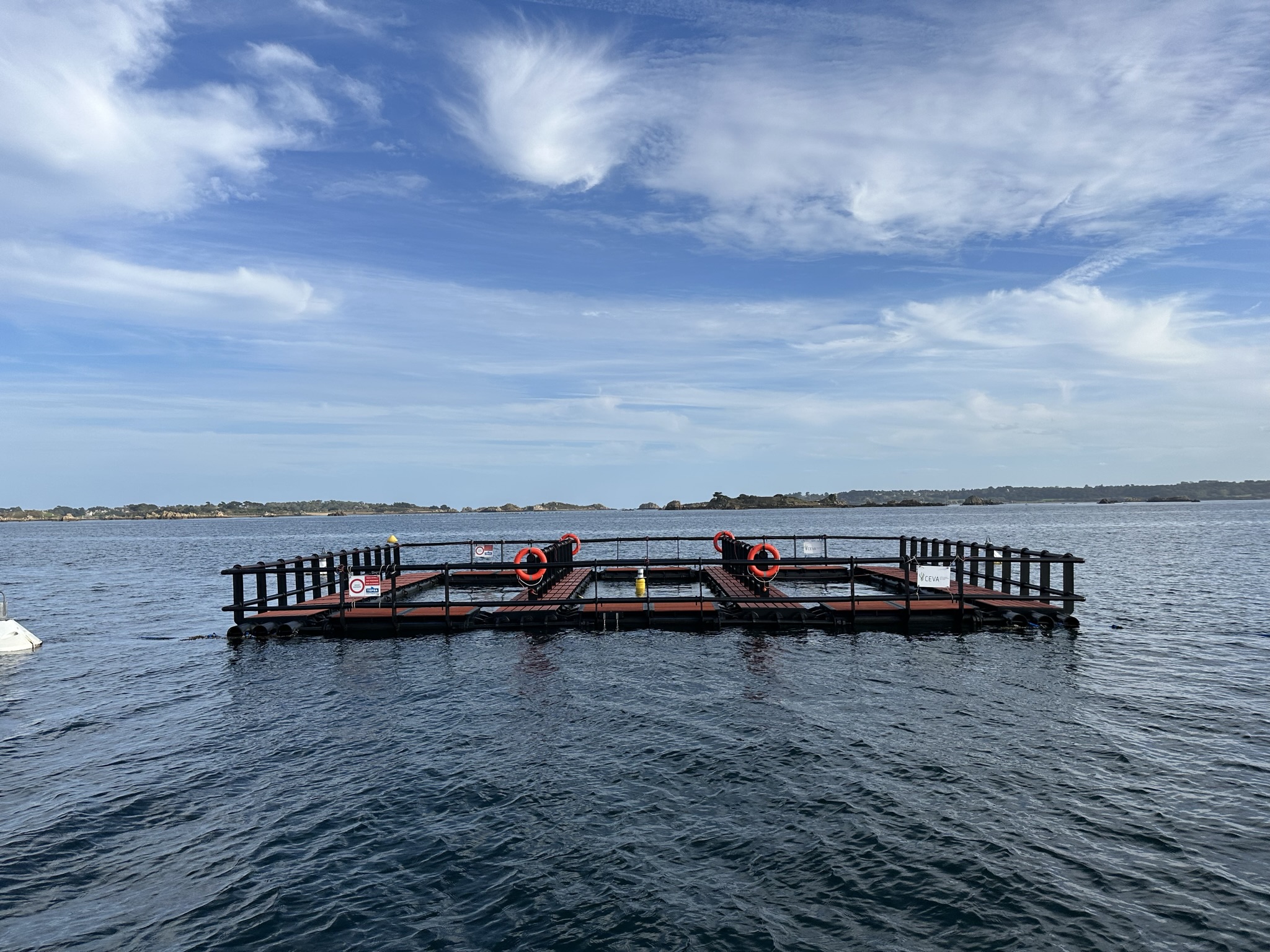 Jaula flotante para acuicultura multitróifica con tres piscinas